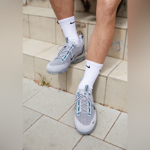 Nike Air VaporMax 2021 FK SE in Light Bone/Phantom-Dark Atomic Teal colorway